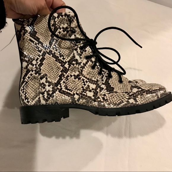 Express snake print fashion combat boots. Size 6 - Picture 10 of 10